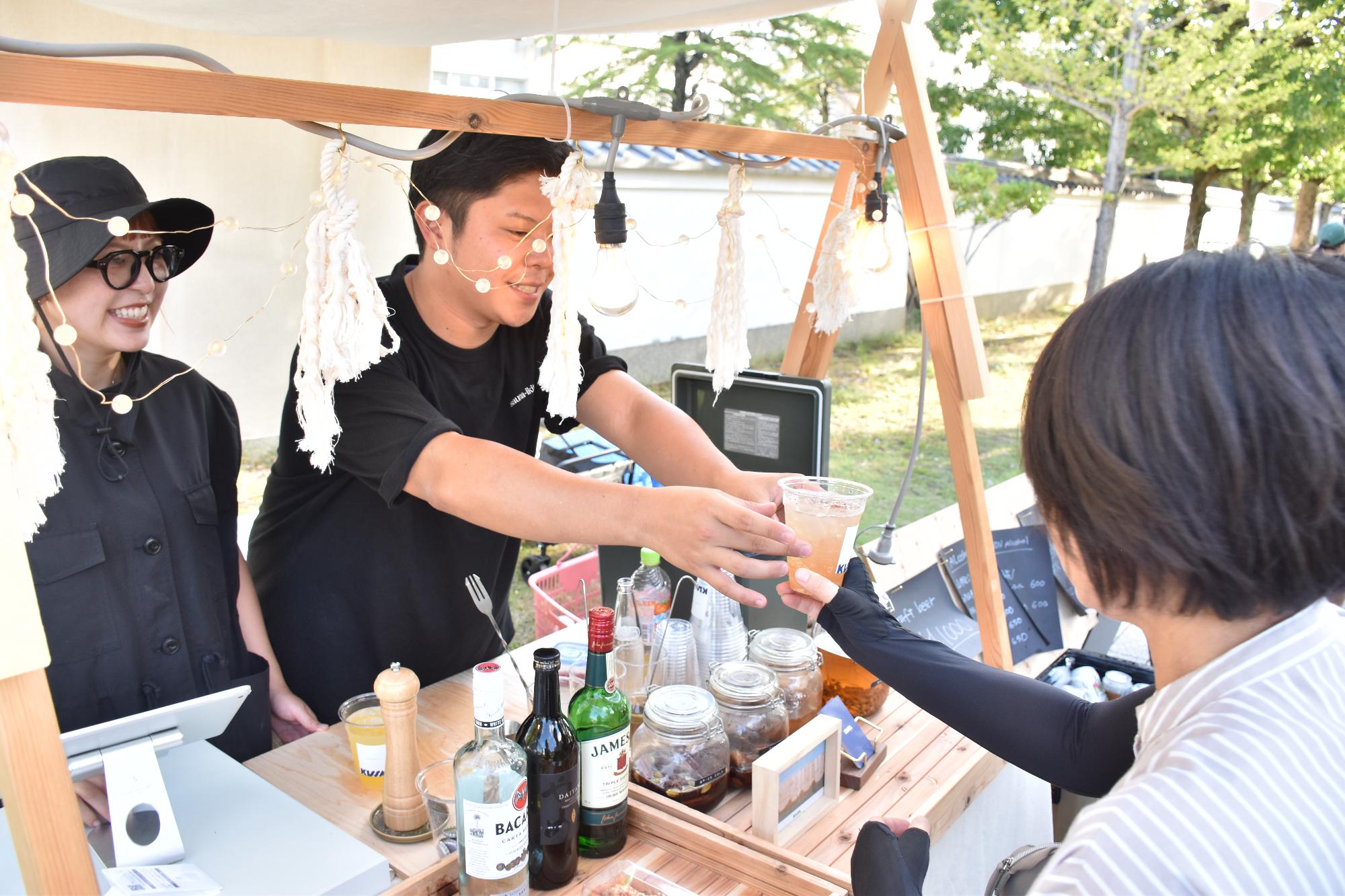 大和是好日でクラフトコーラを購入する来場者