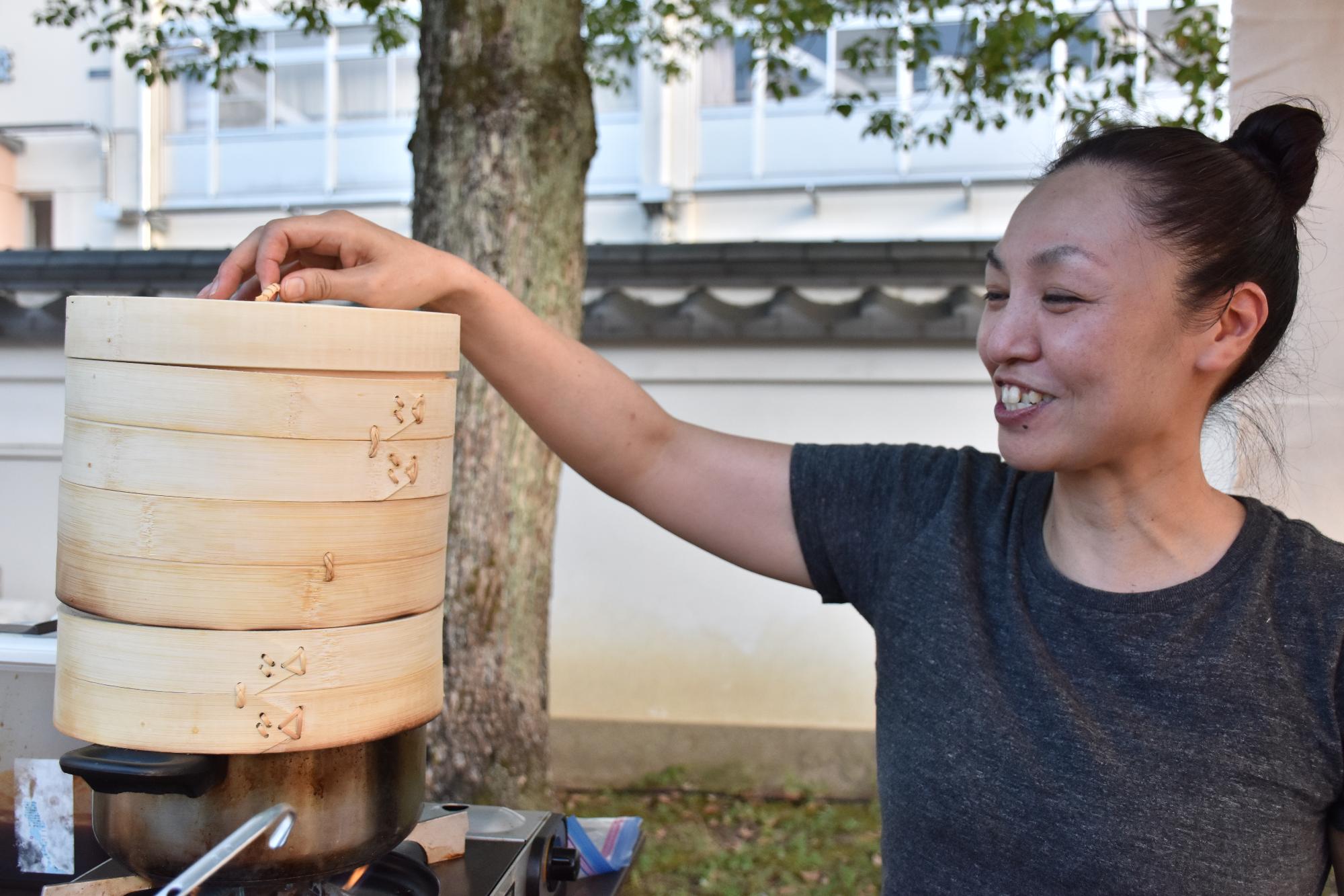 大和是好日の会場内でせいろ蒸しを行う出店者