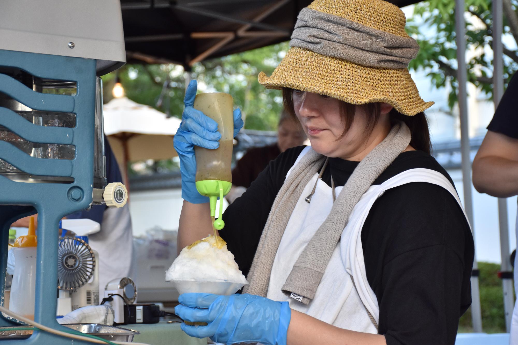 大和是好日にてかき氷を作る出店者