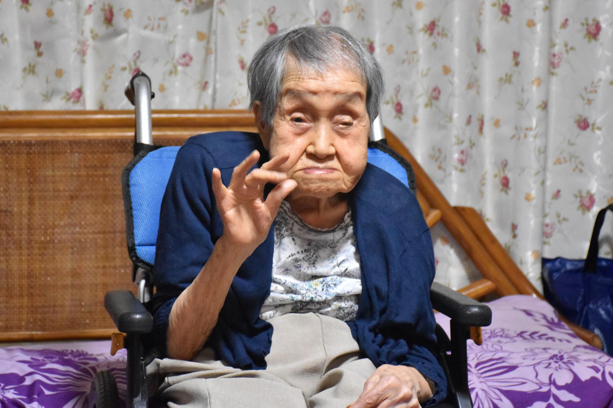 賀川滋子さんが職員に手をふってお出迎え