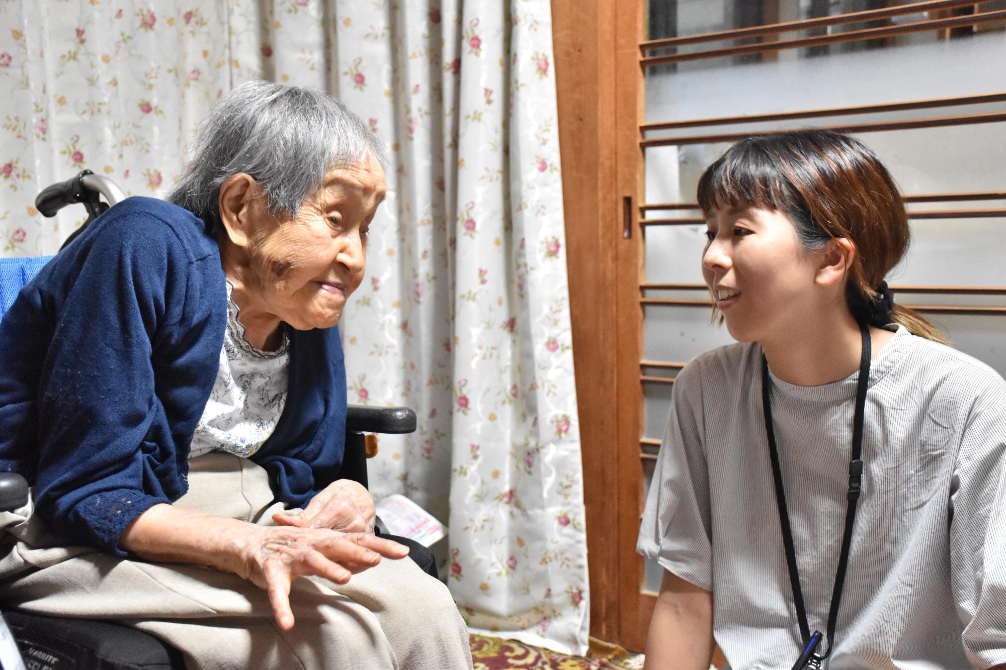 職員の取材に応える賀川滋子さん