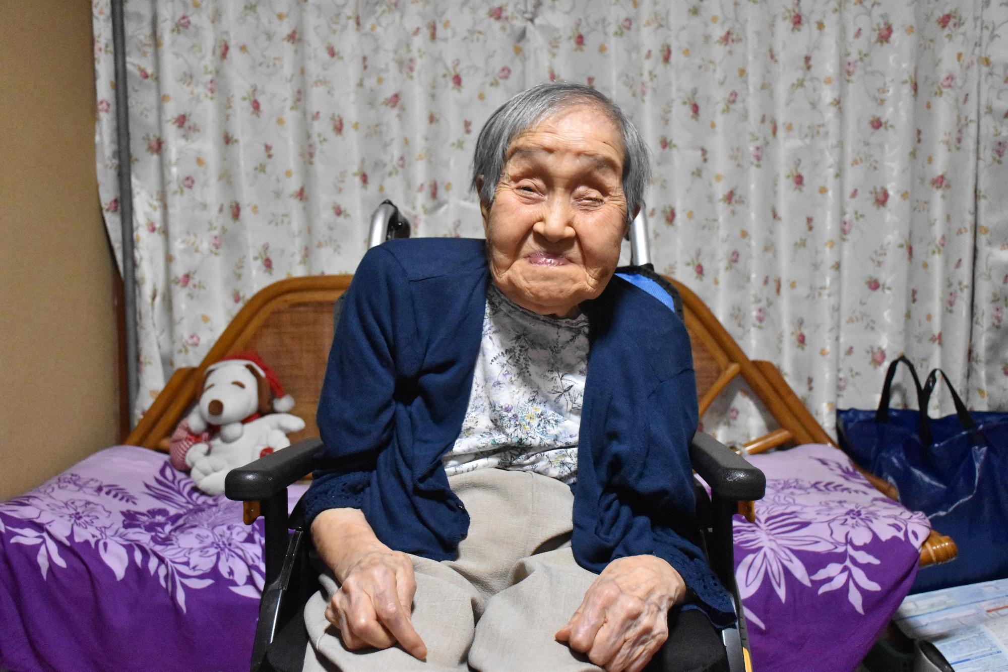 笑顔で写真撮影に応じる賀川さん