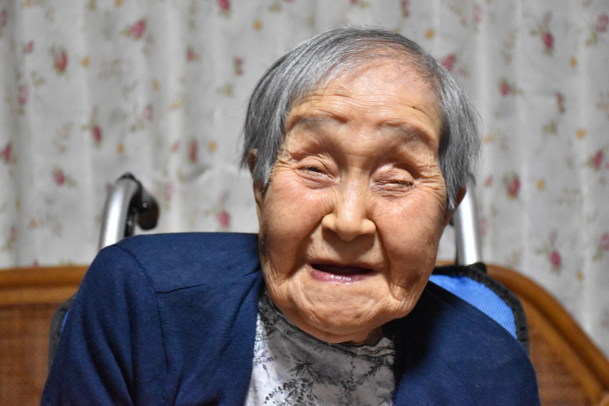 笑顔で撮影に応じる賀川さん