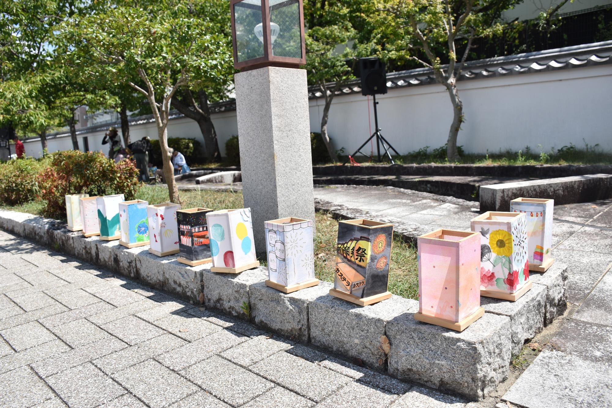 思い出に残る夏祭りの会場内に並ぶ手作り灯籠