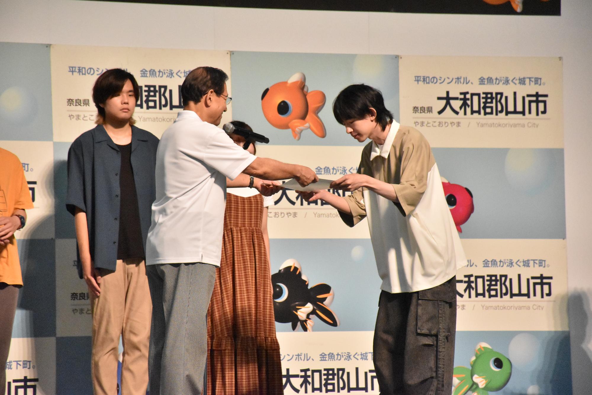 第30回全国金魚すくい選手権大会 大会音楽の作成にかかる感謝状の贈呈