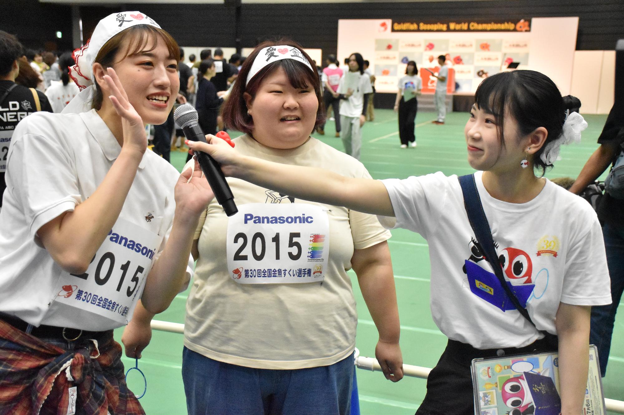 第30回全国金魚すくい選手権大会 紫式部がインタビューを受けている様子