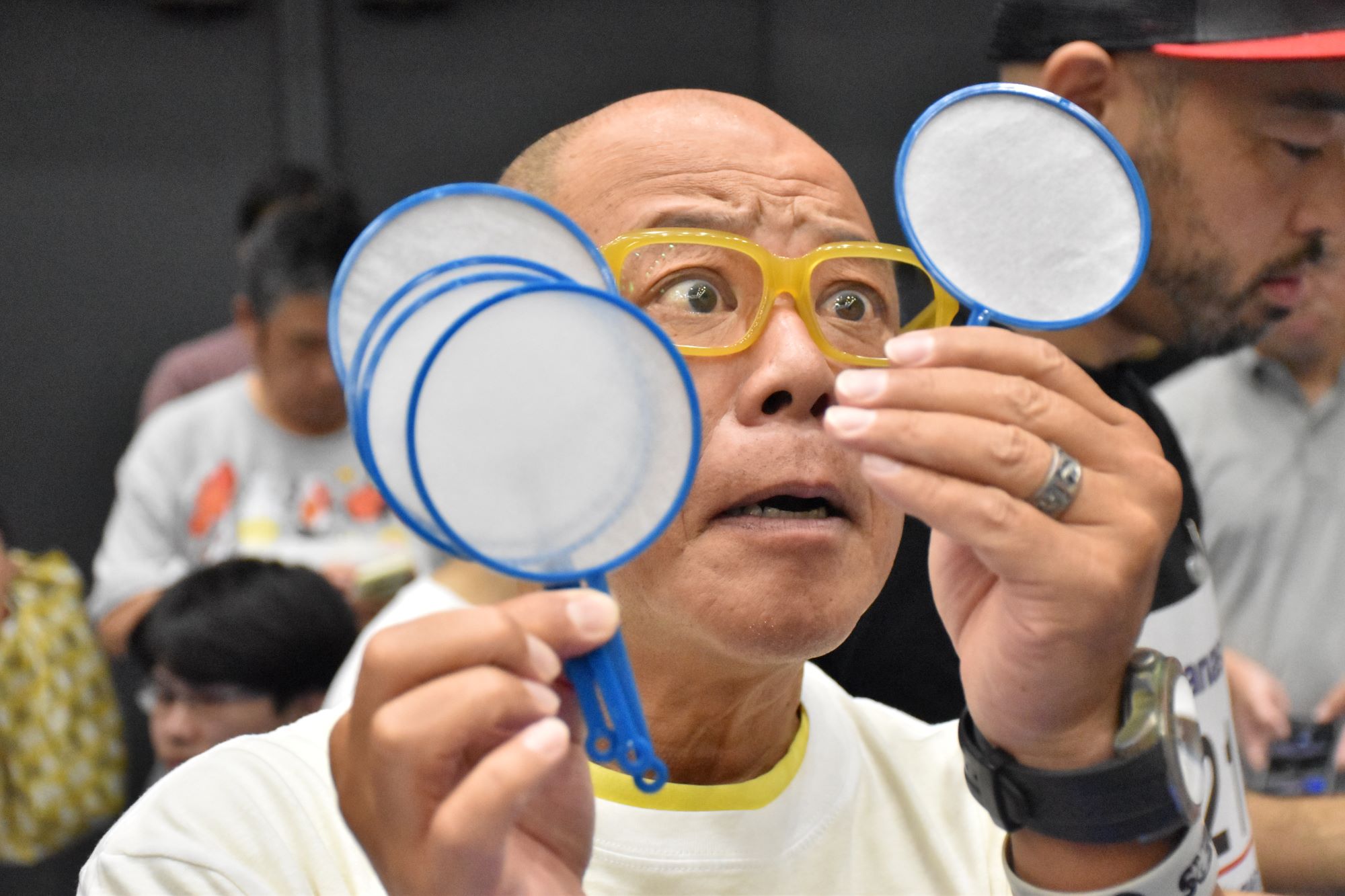 第30回全国金魚すくい選手権大会 総合司会のタージンが出場しポイを選んでいる様子