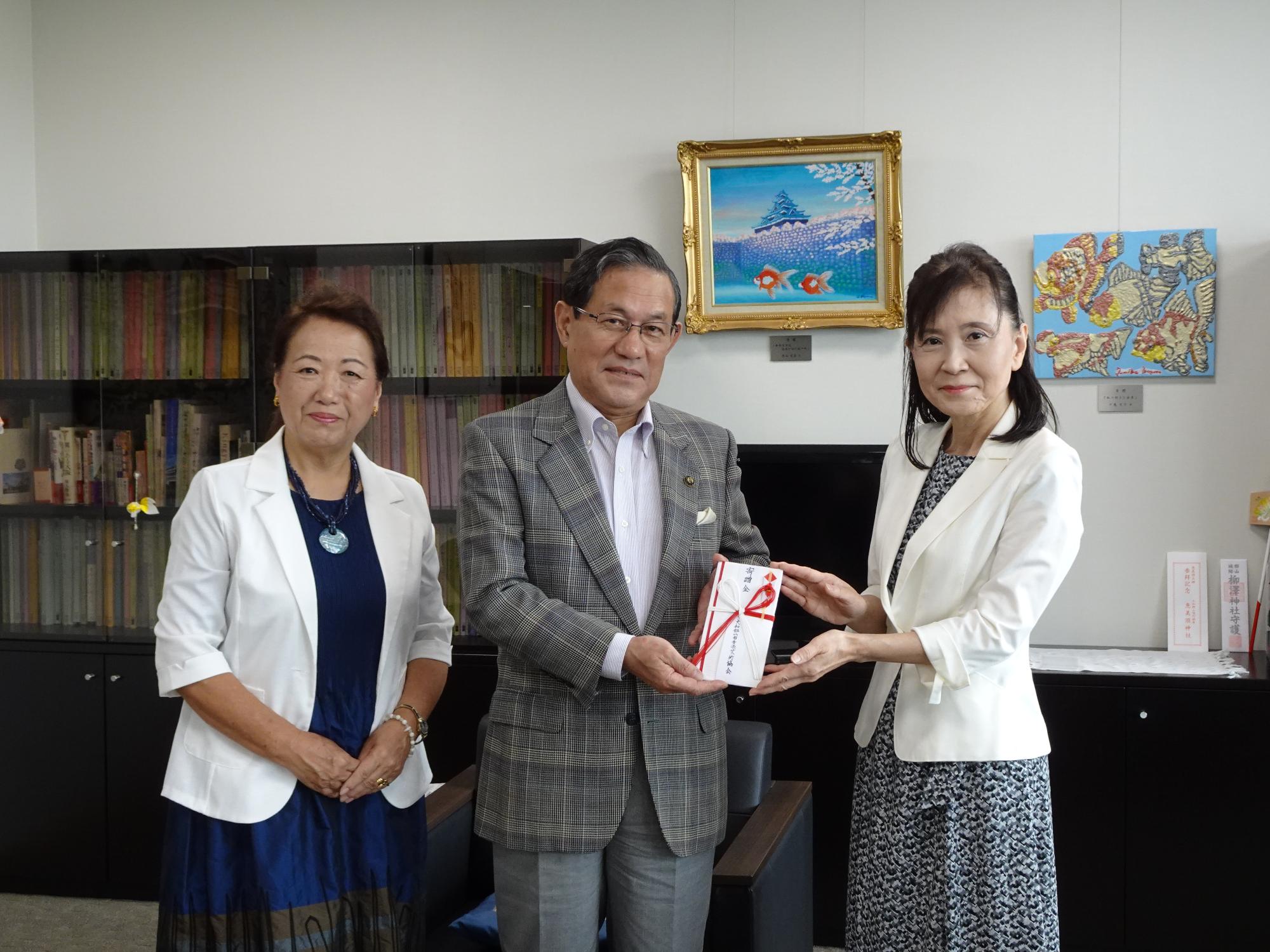 市音楽芸術協会の方が上田市長に寄附金