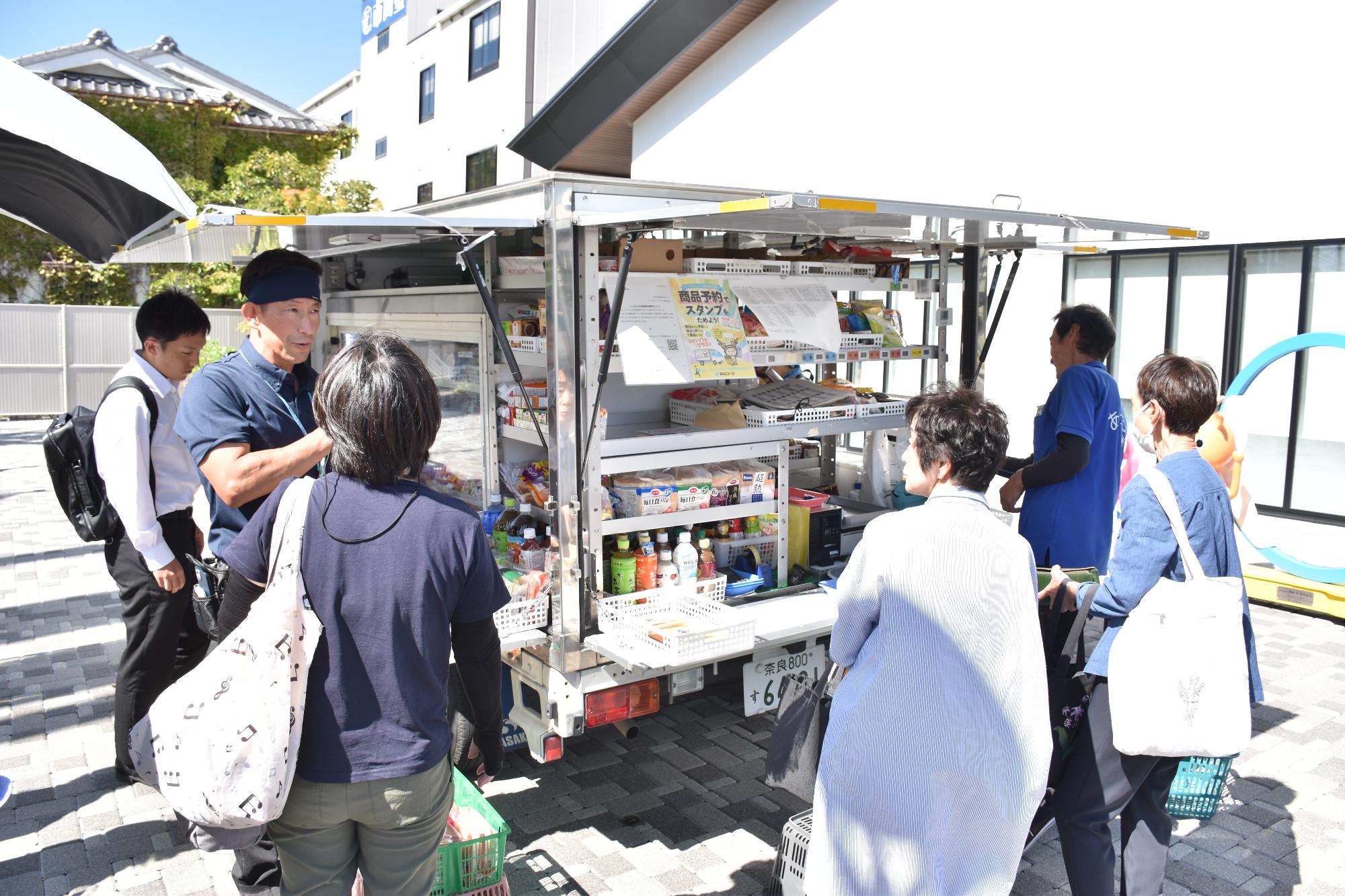 移動スーパーでお買い物をする様子