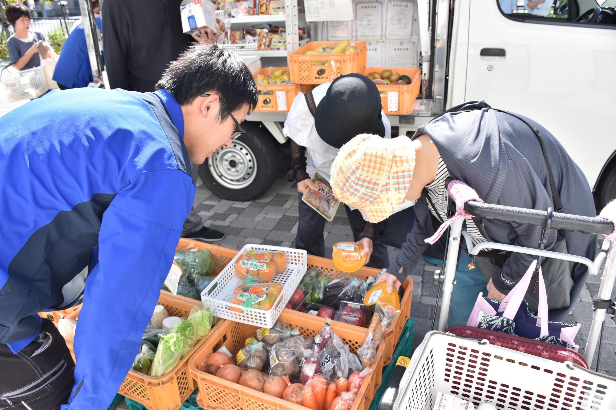 移動スーパーでお買い物をする様子