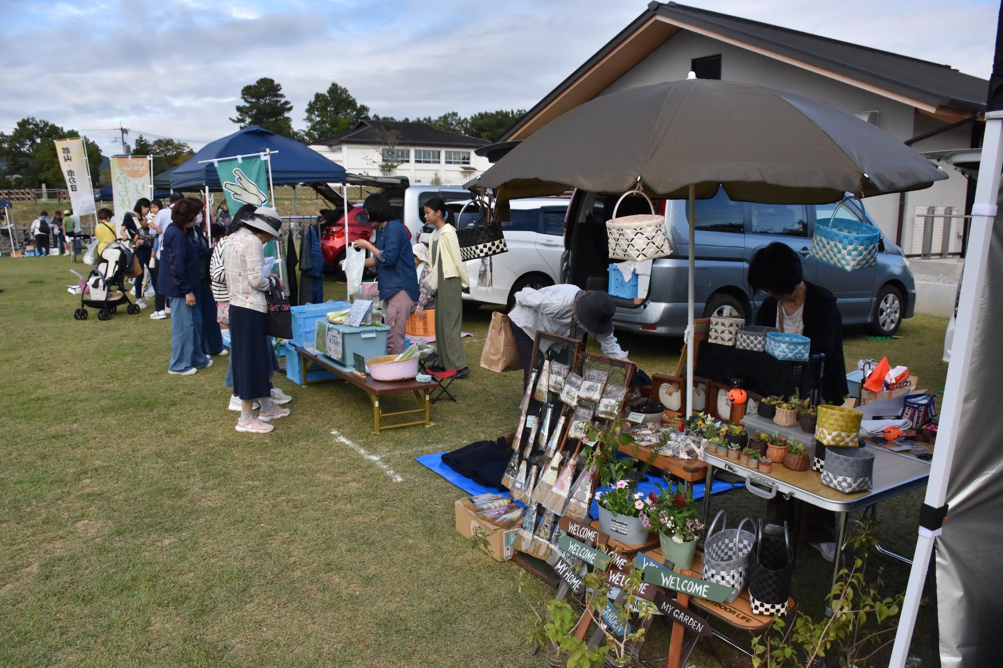 郡山・市の日で物産ブースが立ち並ぶ様子