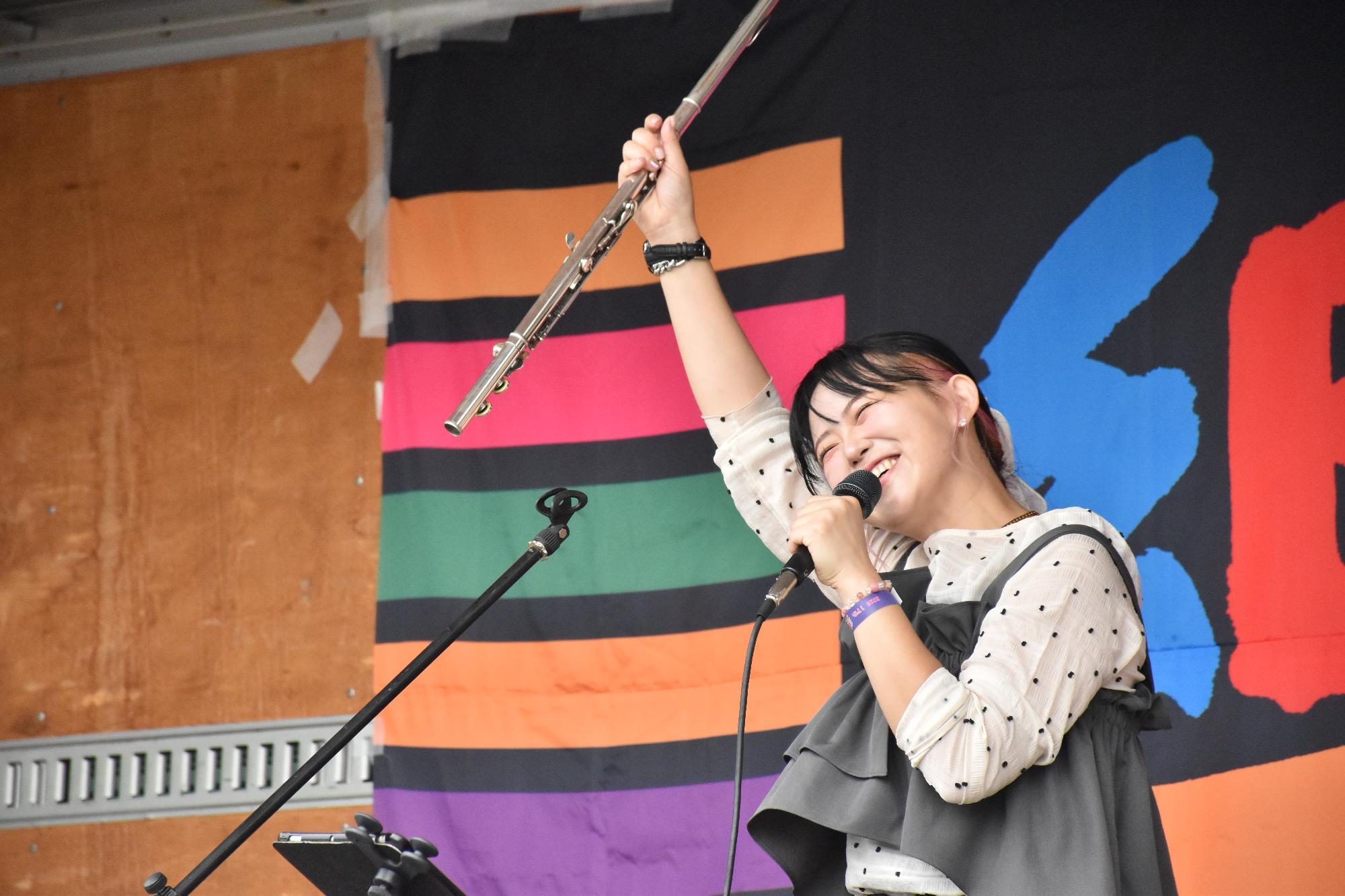 郡山音楽祭”樂” 屋外ステージでフルートを掲げている出演者