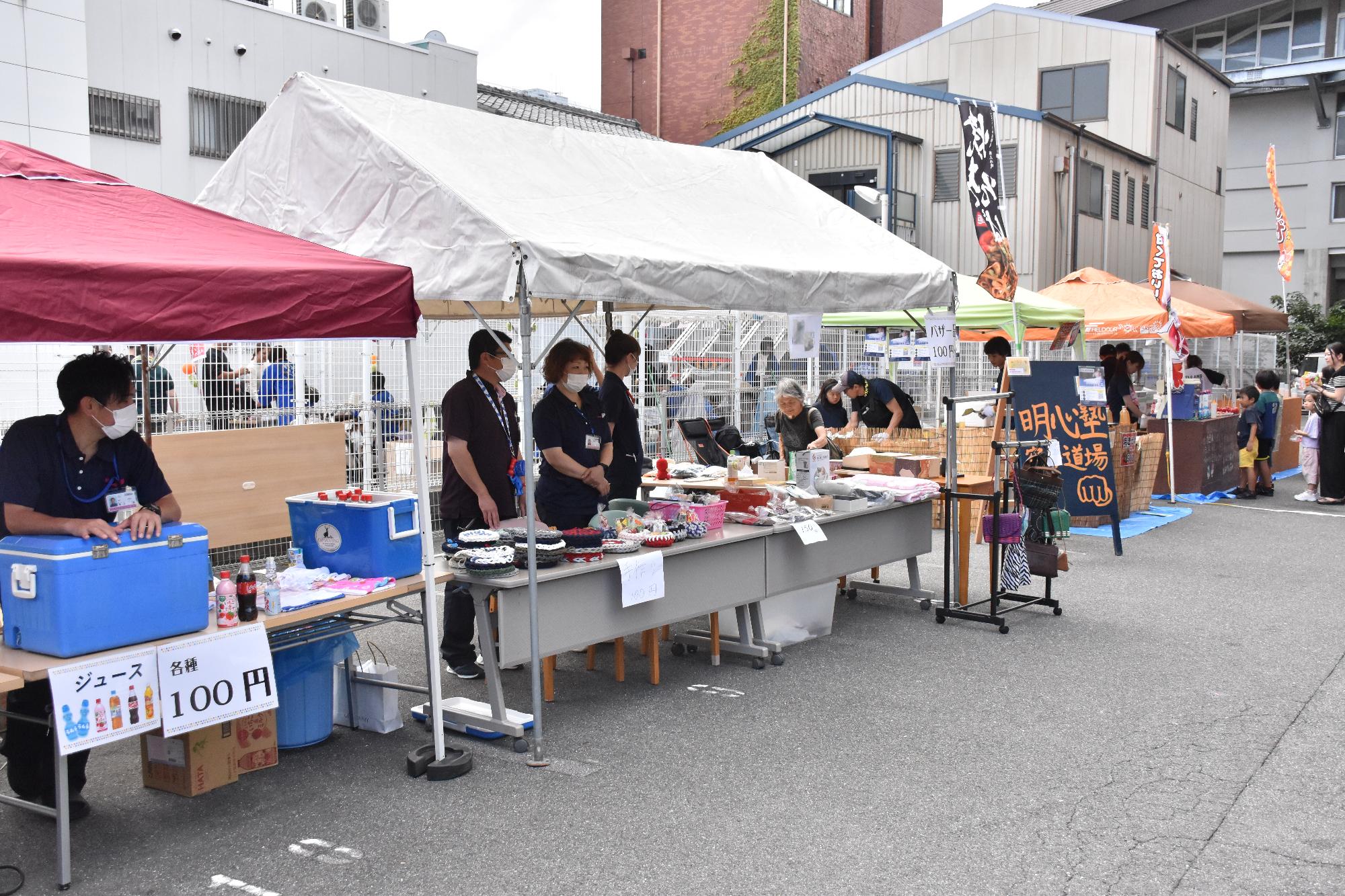金魚ストリートまつり 会場内に出店が並ぶの様子