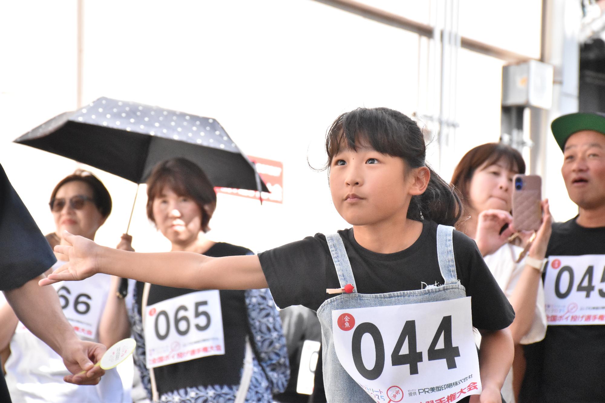 金魚ストリートまつり ポイ投げ選手権に挑戦する参加者