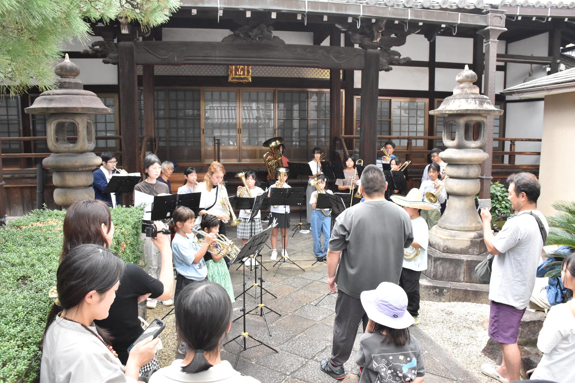 金魚ストリートまつり 寺の境内で行われるブラスバンドの演奏