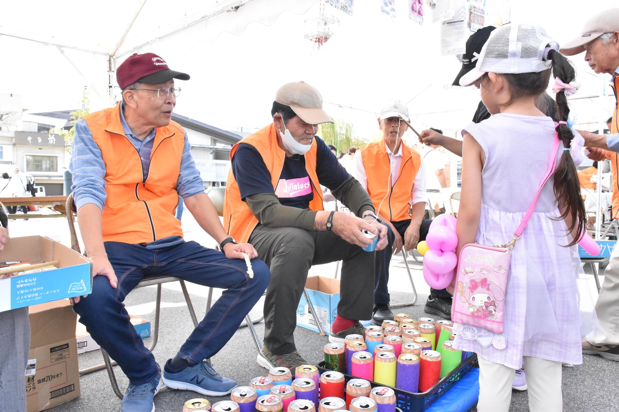 シルバーの日まつり 空き缶釣りを楽しむ来場者