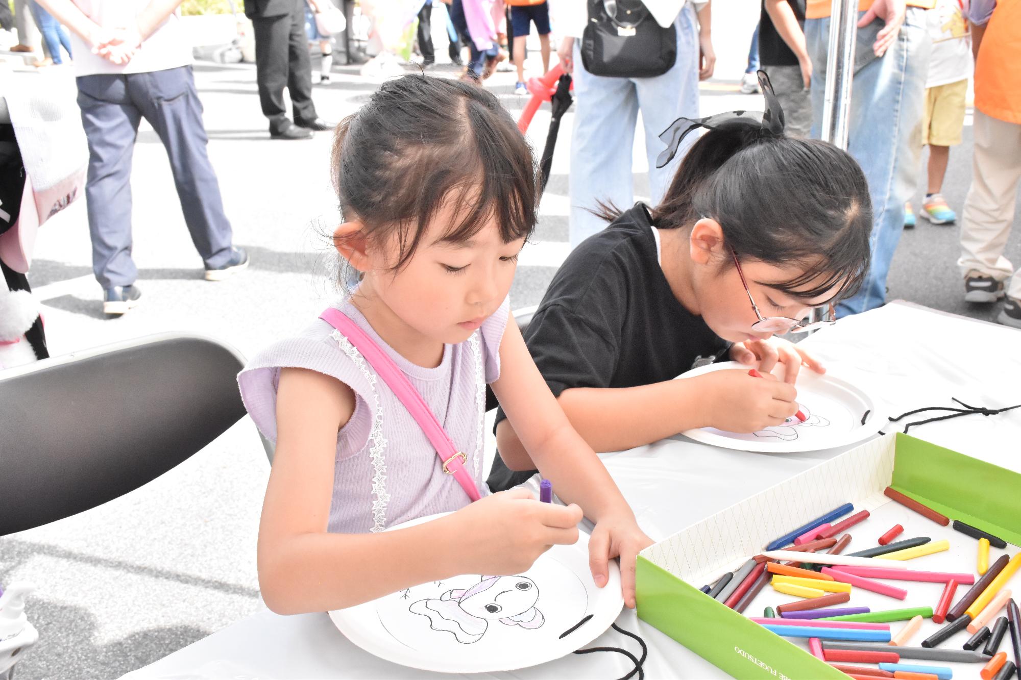シルバーの日まつり 塗り絵を楽しむ子どもたち