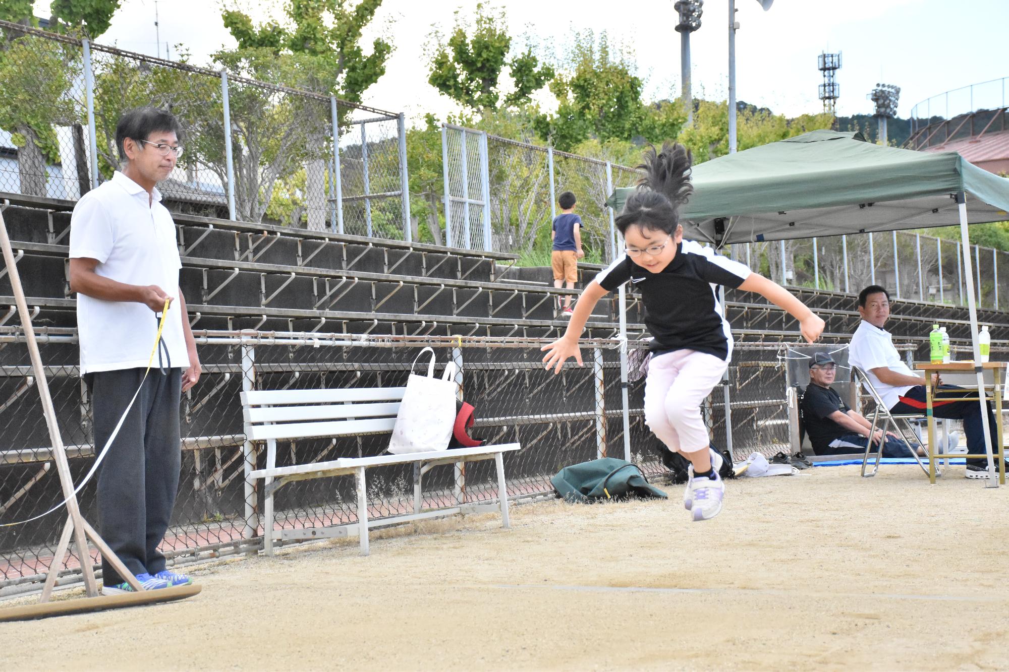 トライスポーツフェスティバル 幅跳びに挑戦する子ども