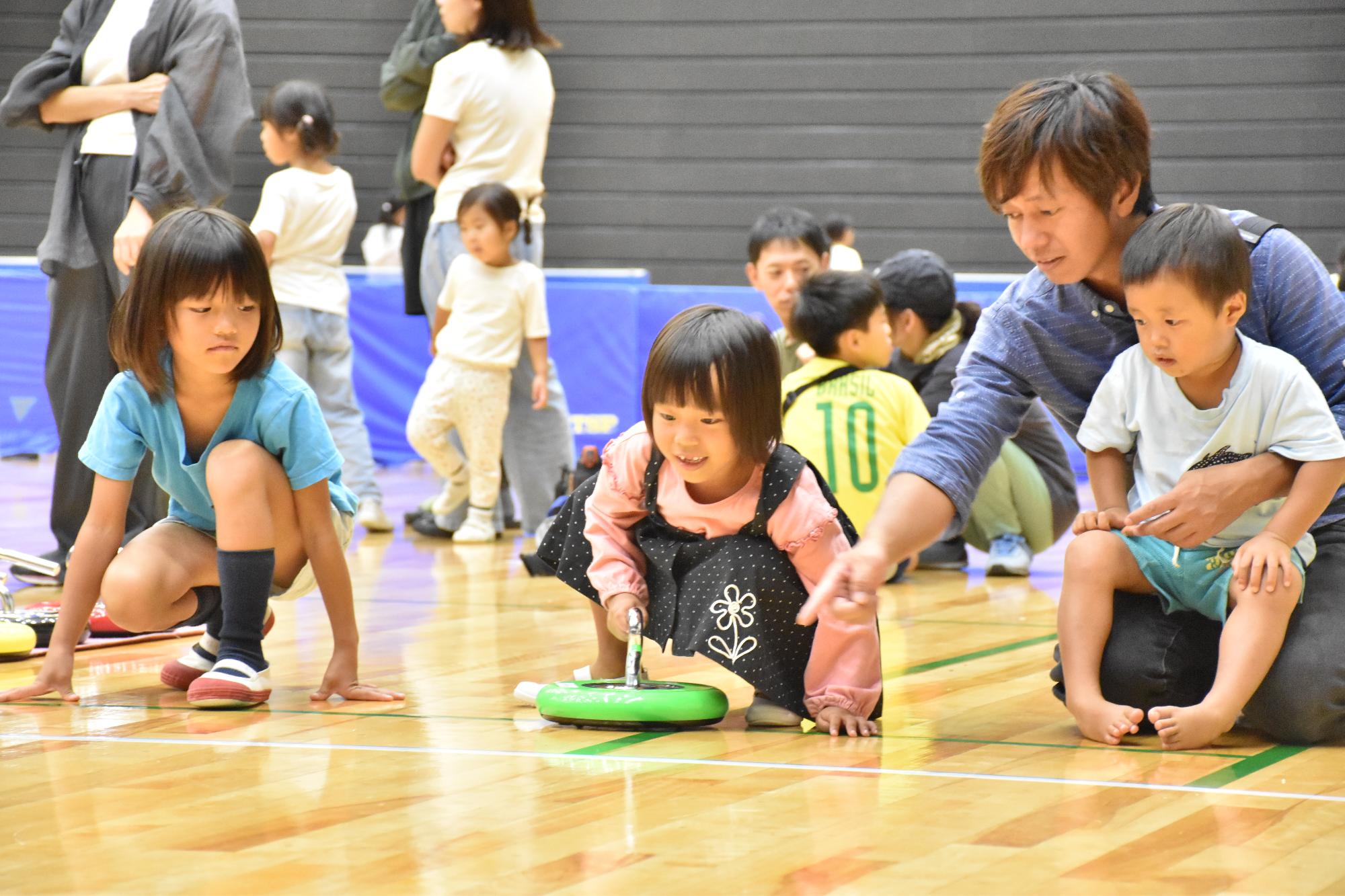 トライスポーツフェスティバル カローリングに挑戦する親子