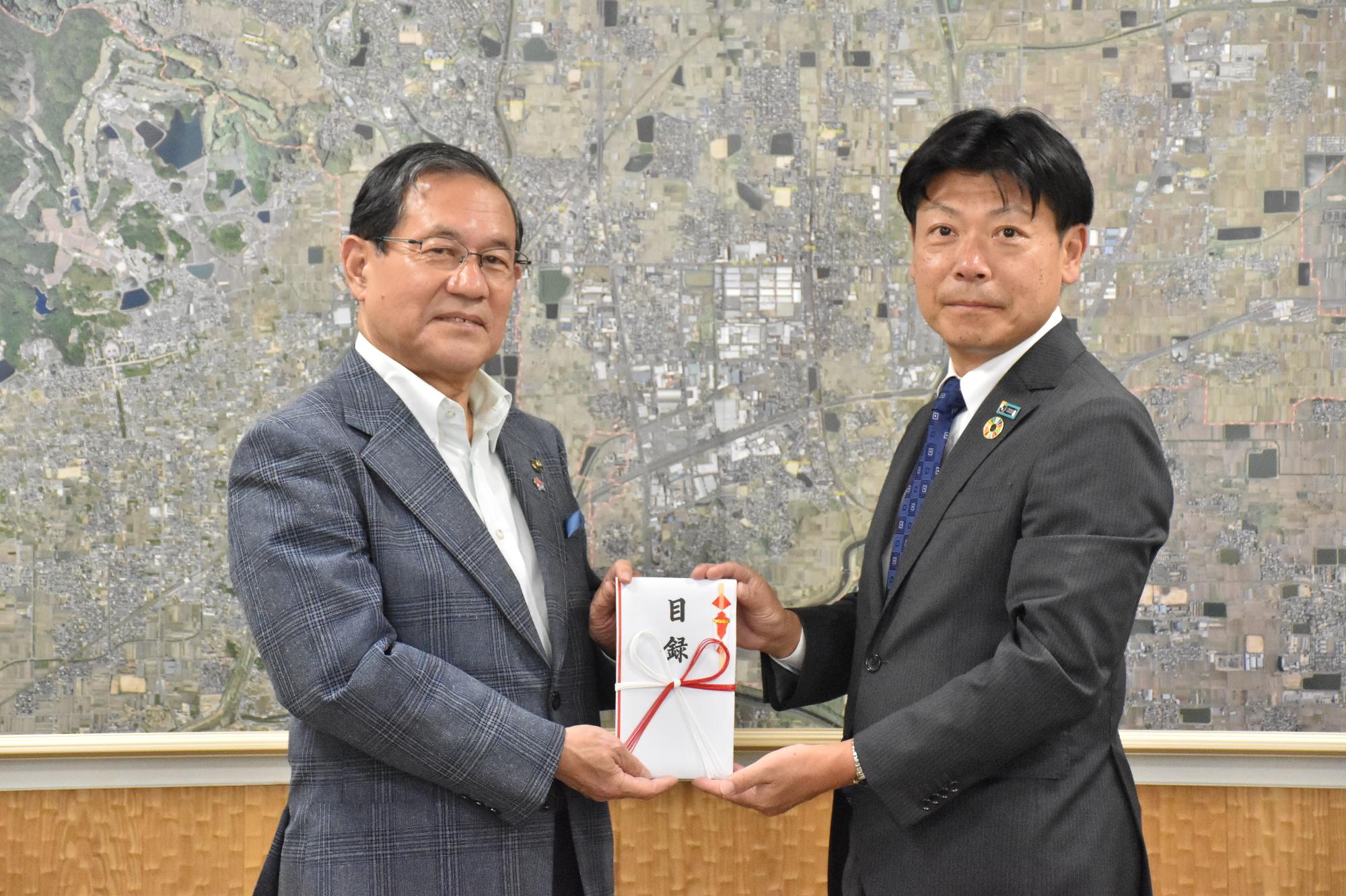 明治安田生命保険相互会社からの寄付贈呈の様子
