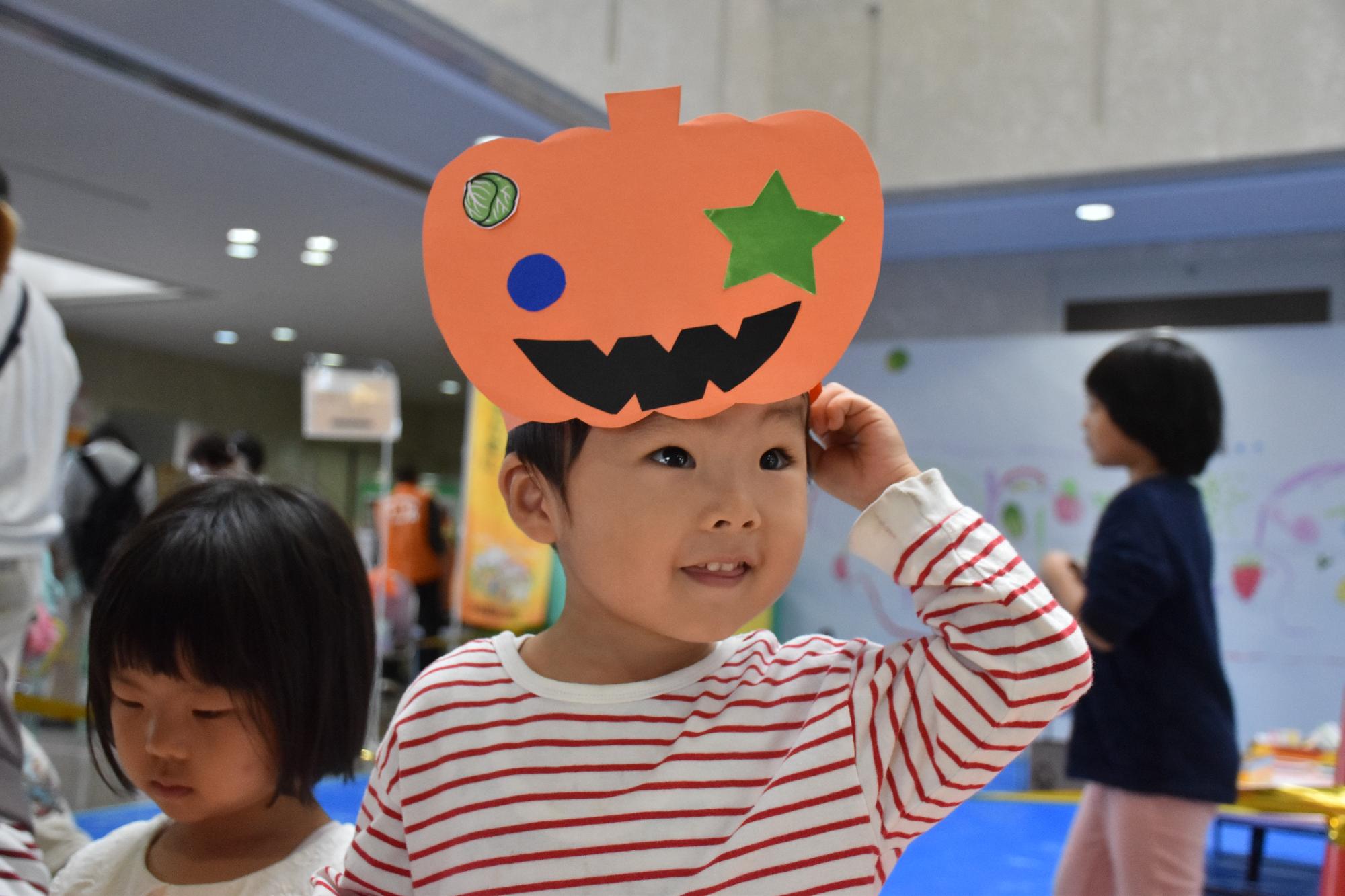 第20回すこやか21健康フェスタでハロウィンお面をかぶる子ども