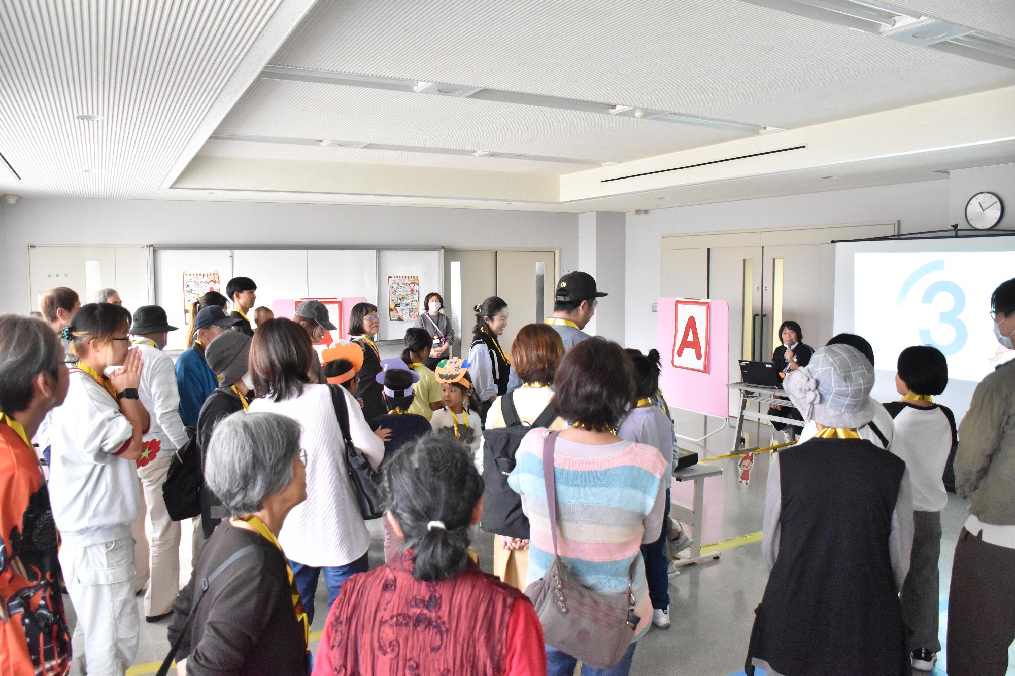 第20回すこやか21健康フェスタでサバイバルクイズを楽しむ参加者たち