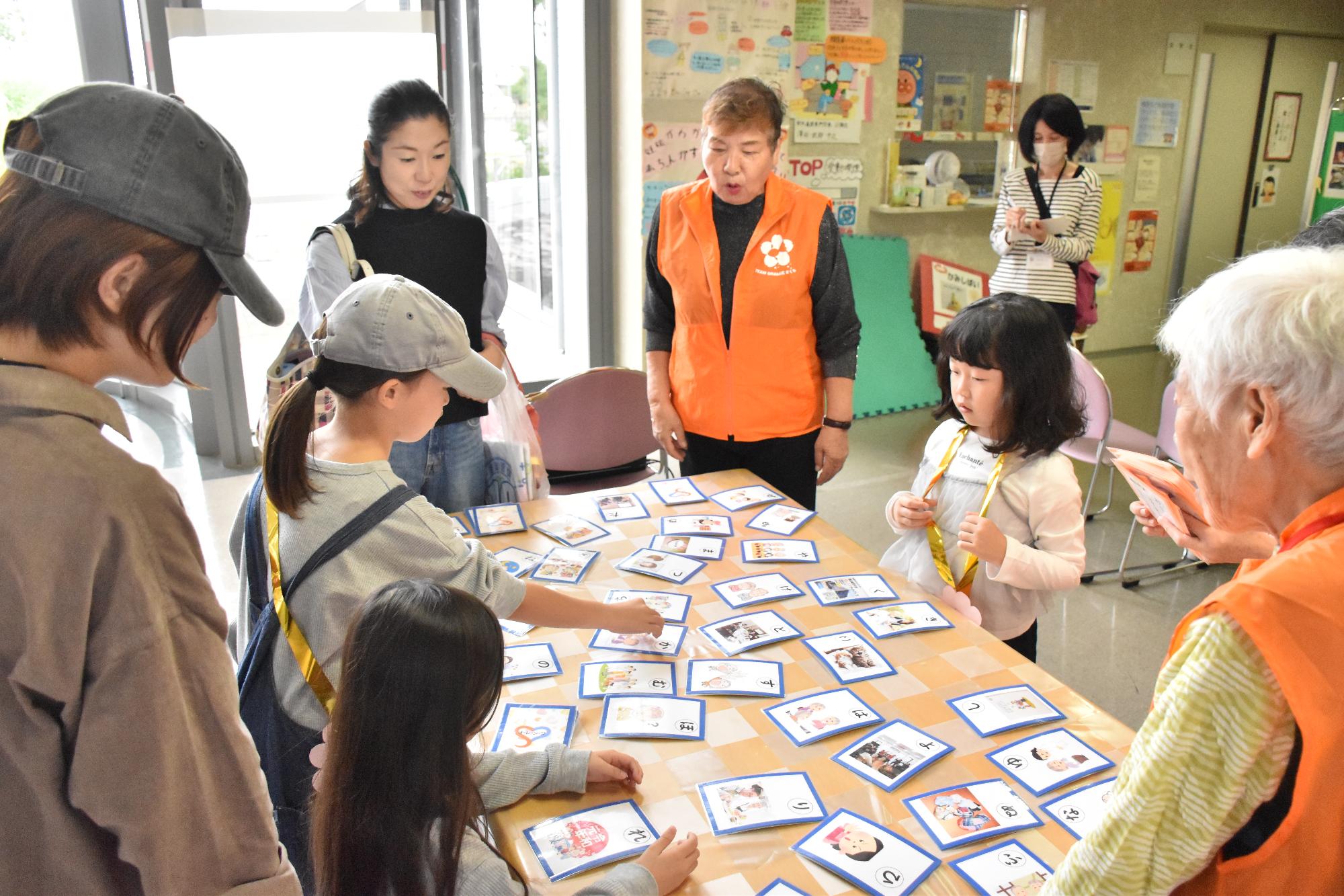 第20回すこやか21健康フェスタで認知性カルタ