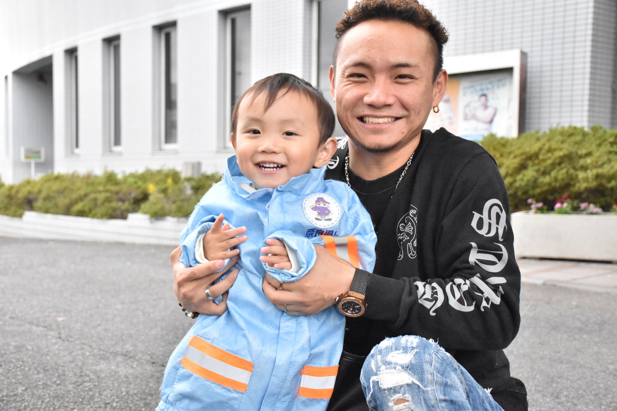 第20回すこやか21健康フェスタで消防服体験をする子ども