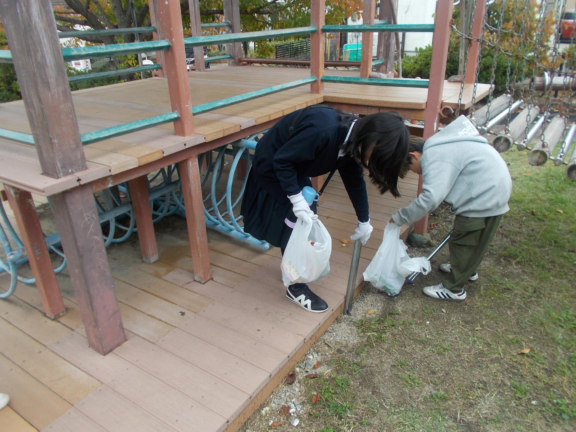 ゴミ拾いをしている片桐西小学校の生徒2人