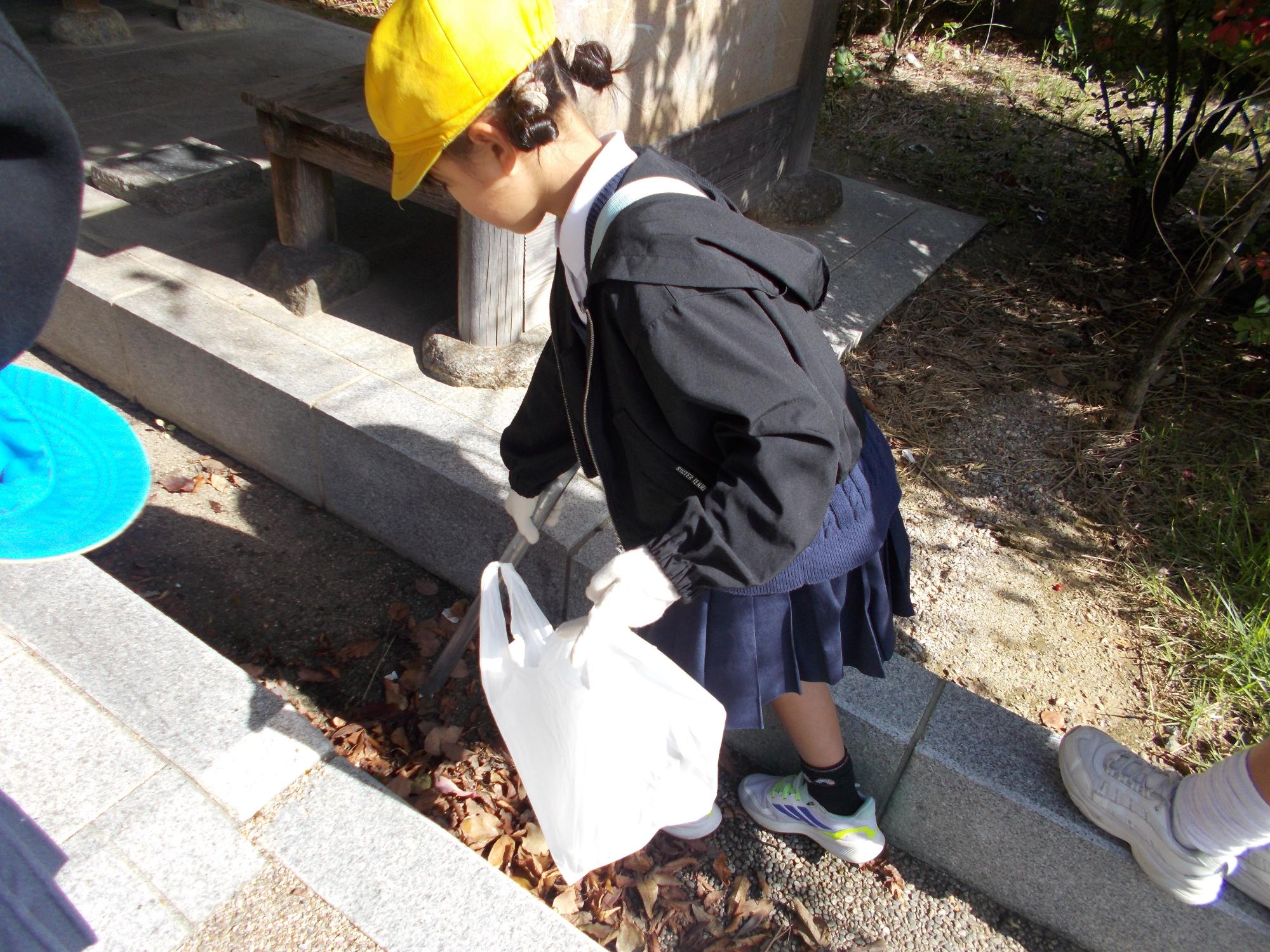 ゴミ拾いをしている片桐西小学校の生徒