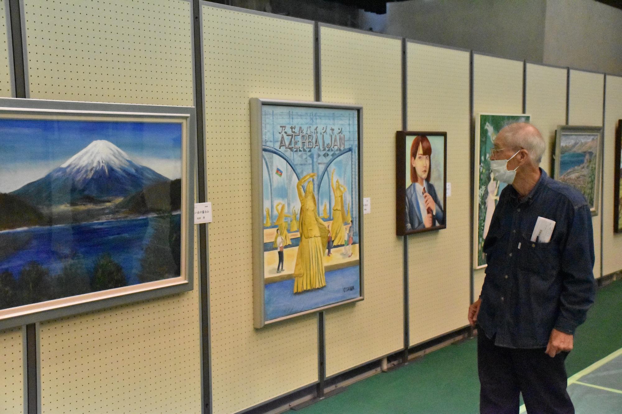 第72回大和郡山市芸術祭で作品を見る来場者