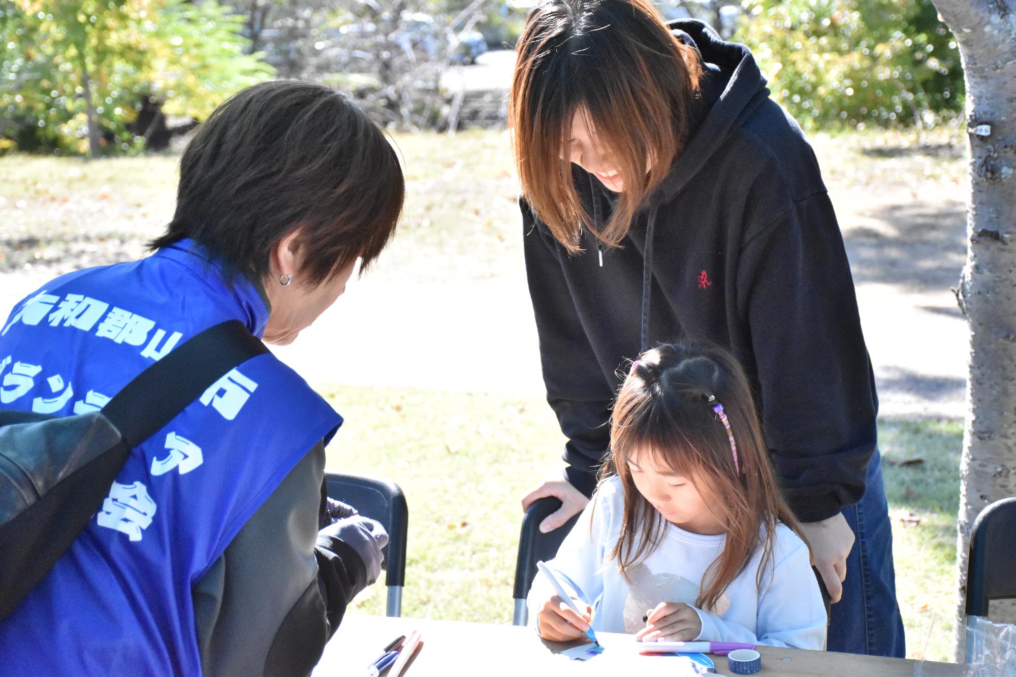 第50回親子まつりで手作りうちわを作る親子