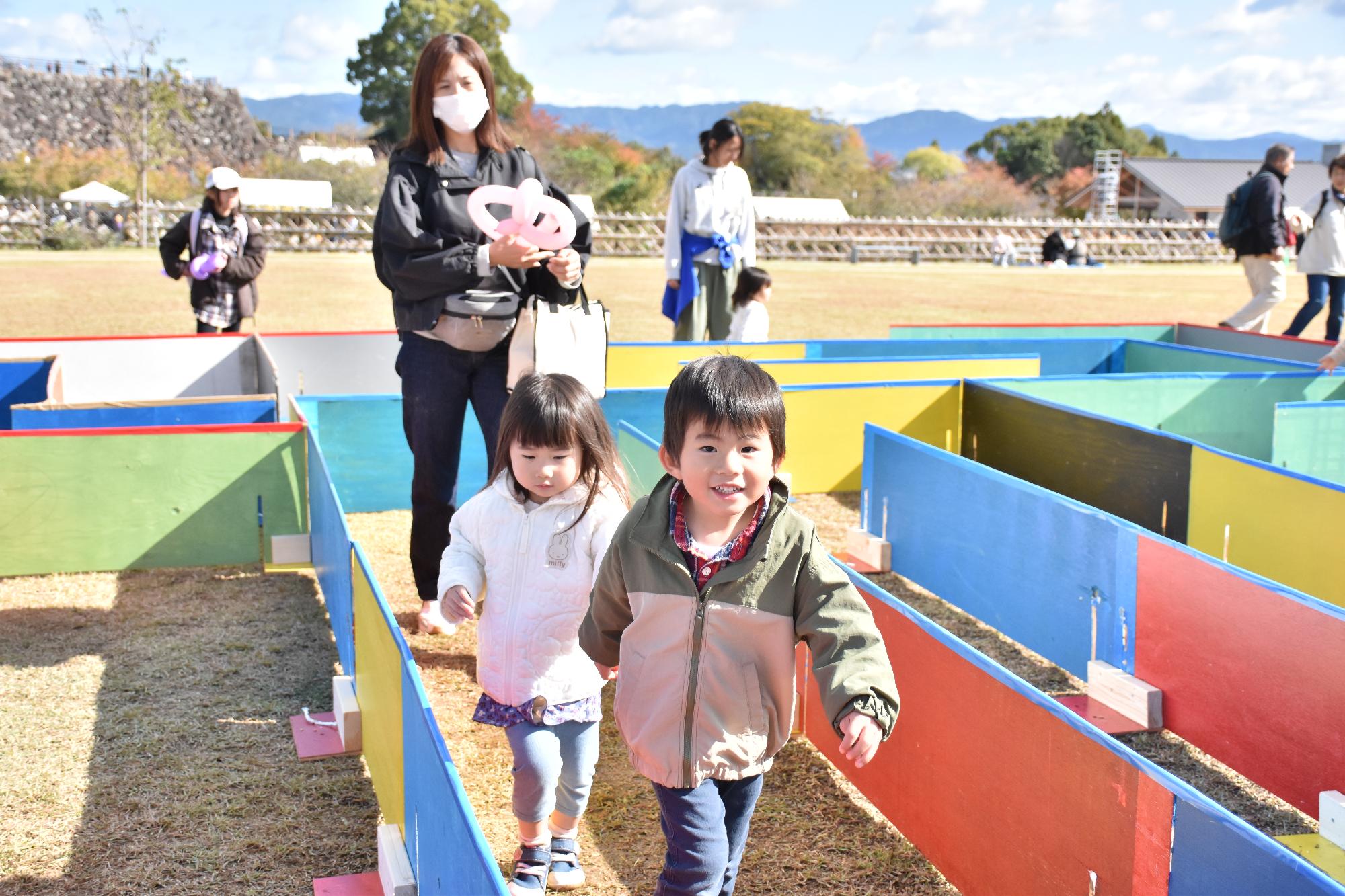 第50回親子まつりで手作り迷路を楽しむ子ども2人