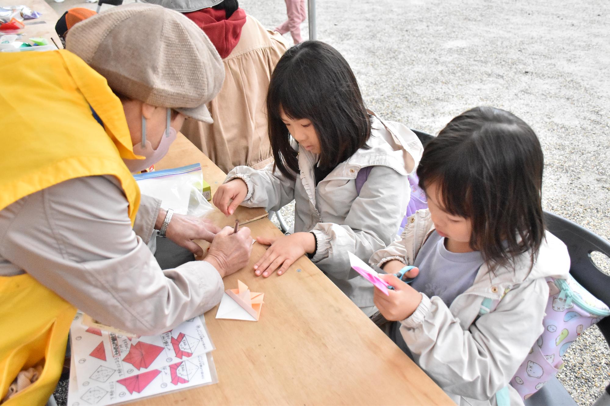 第50回親子まつりで金魚折り紙を作る子ども