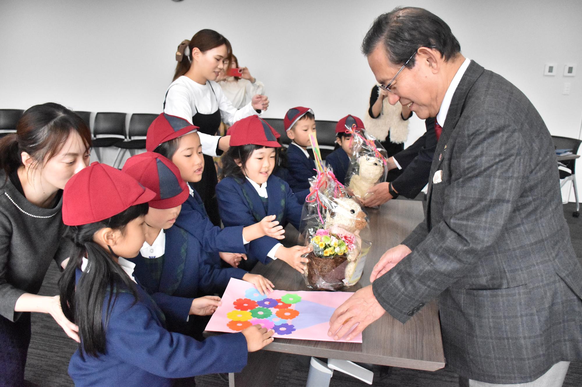 感謝の訪問で手作りのお手紙を市長と教育長に渡す園児たち