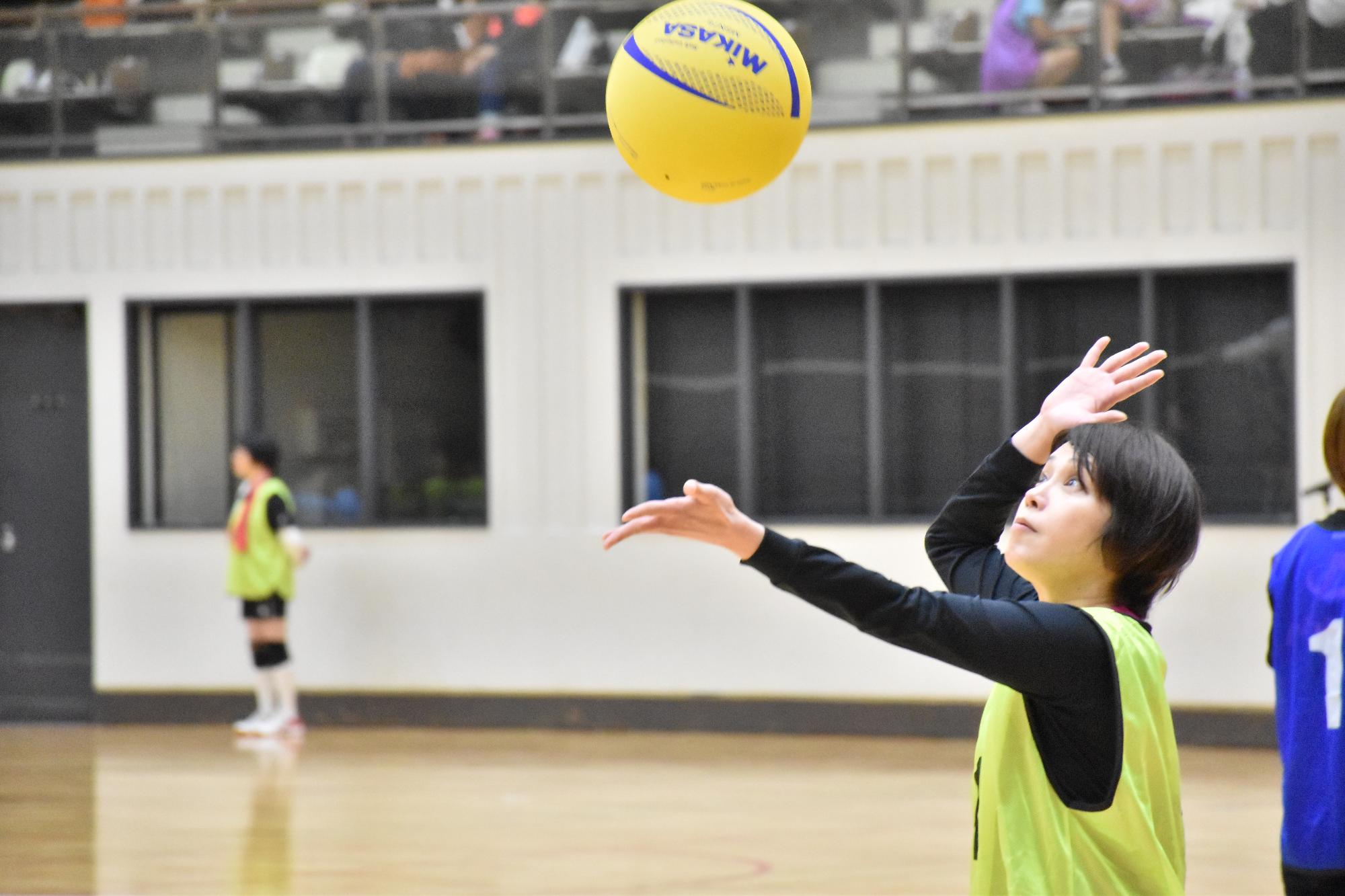 自治会ソフトバレーボール大会でサーブを打つ参加者