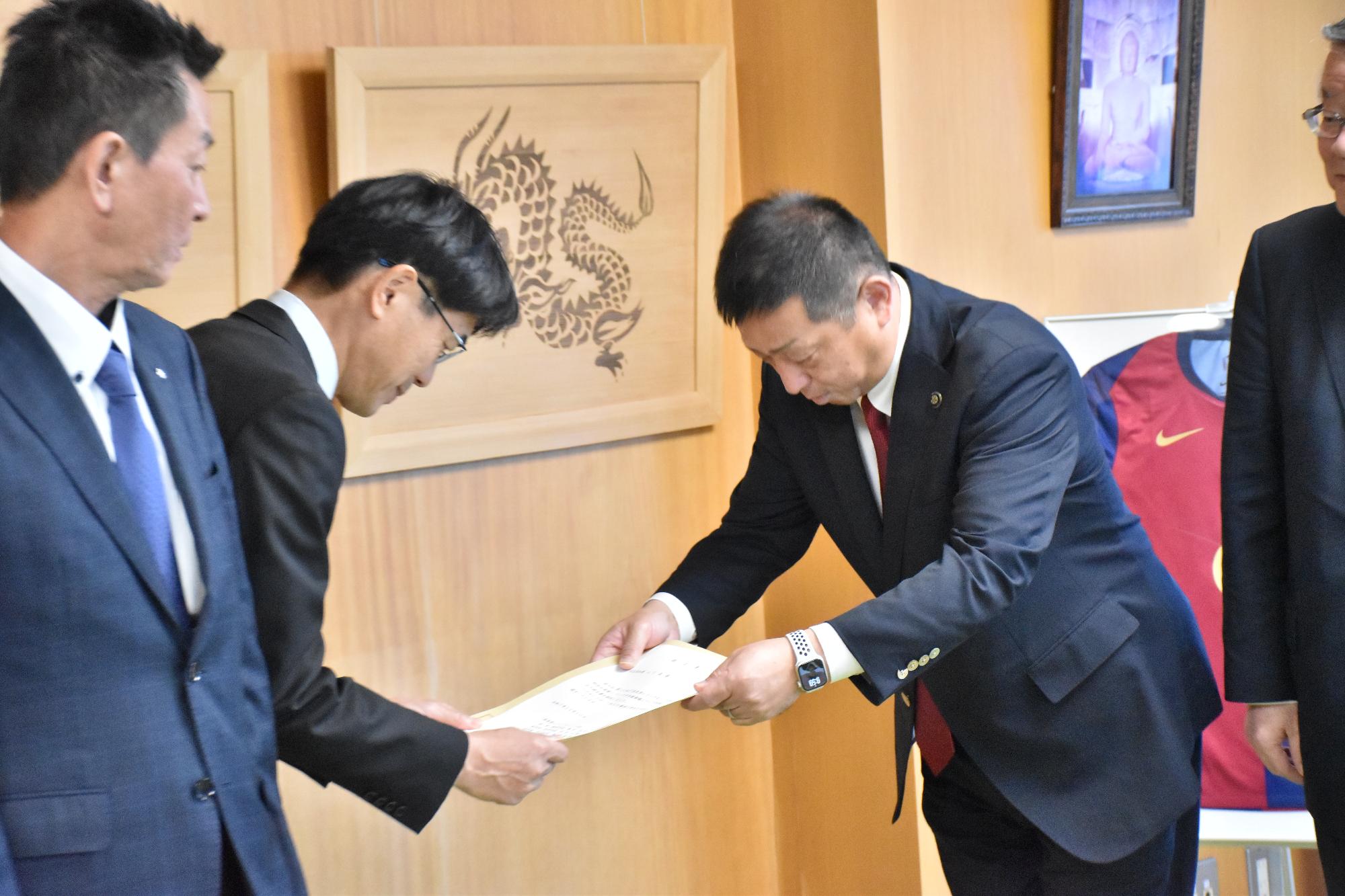 奈良県にリニアをの会から山下奈良県知事へ提言書を提出している様子