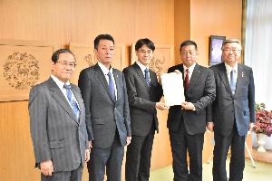 「奈良県にリニアを！」の会 提言書を奈良県知事に提出した様子
