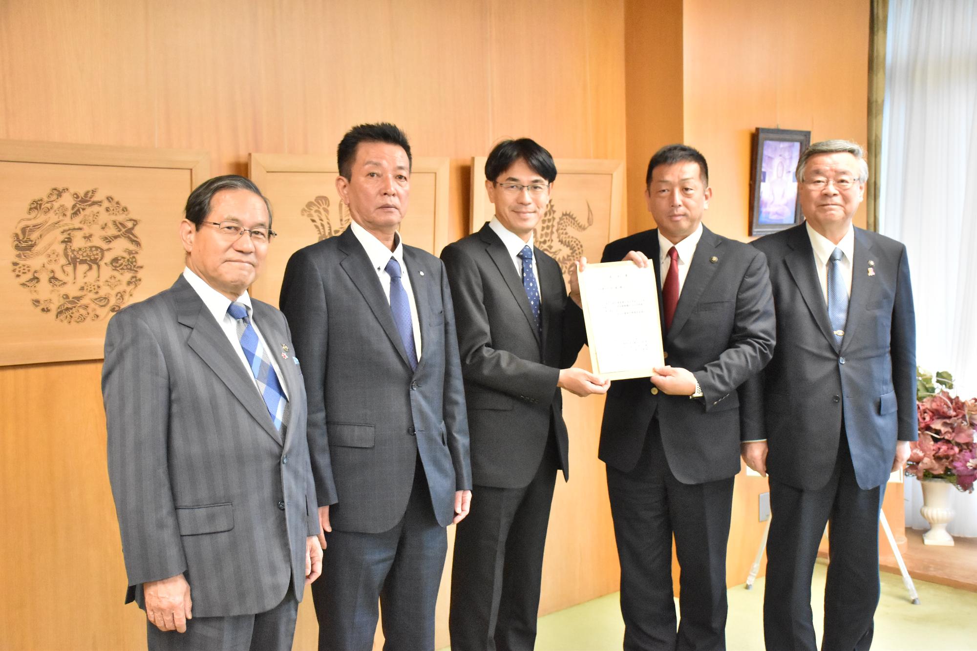 奈良県にリニアをの会から山下奈良県知事へ提言書を提出している様子