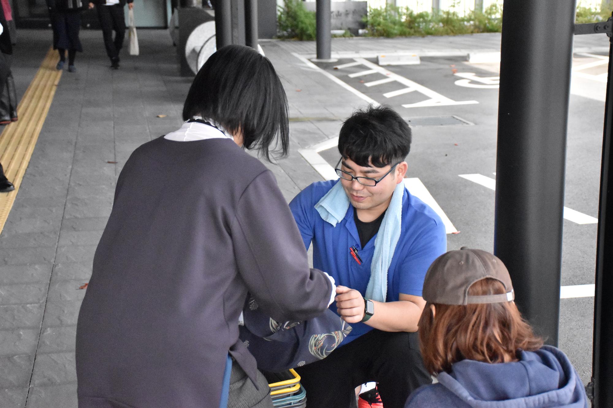 移動販売で買い物をする人