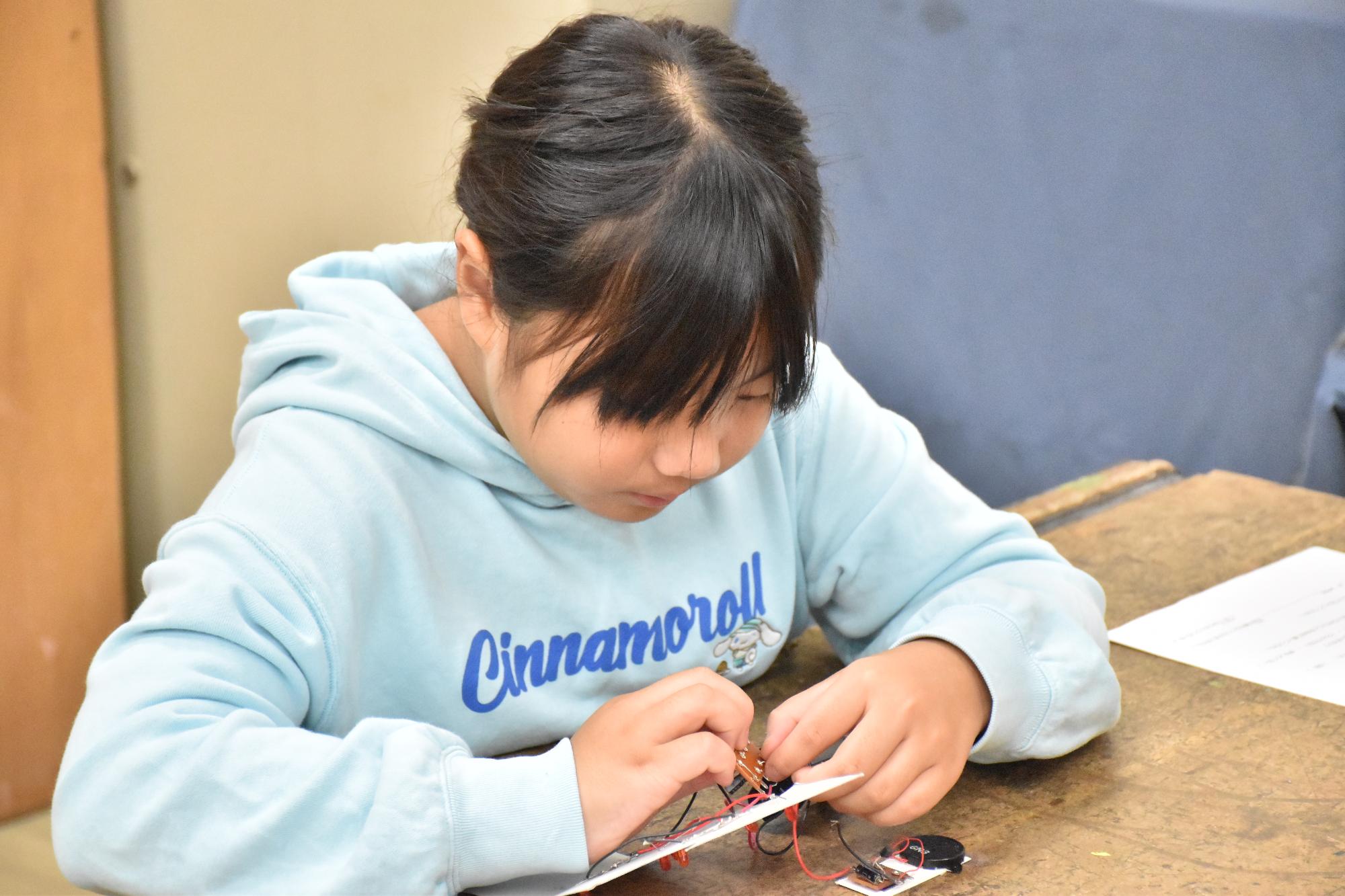 科学教室でLEDの回路をつなぐ受講生