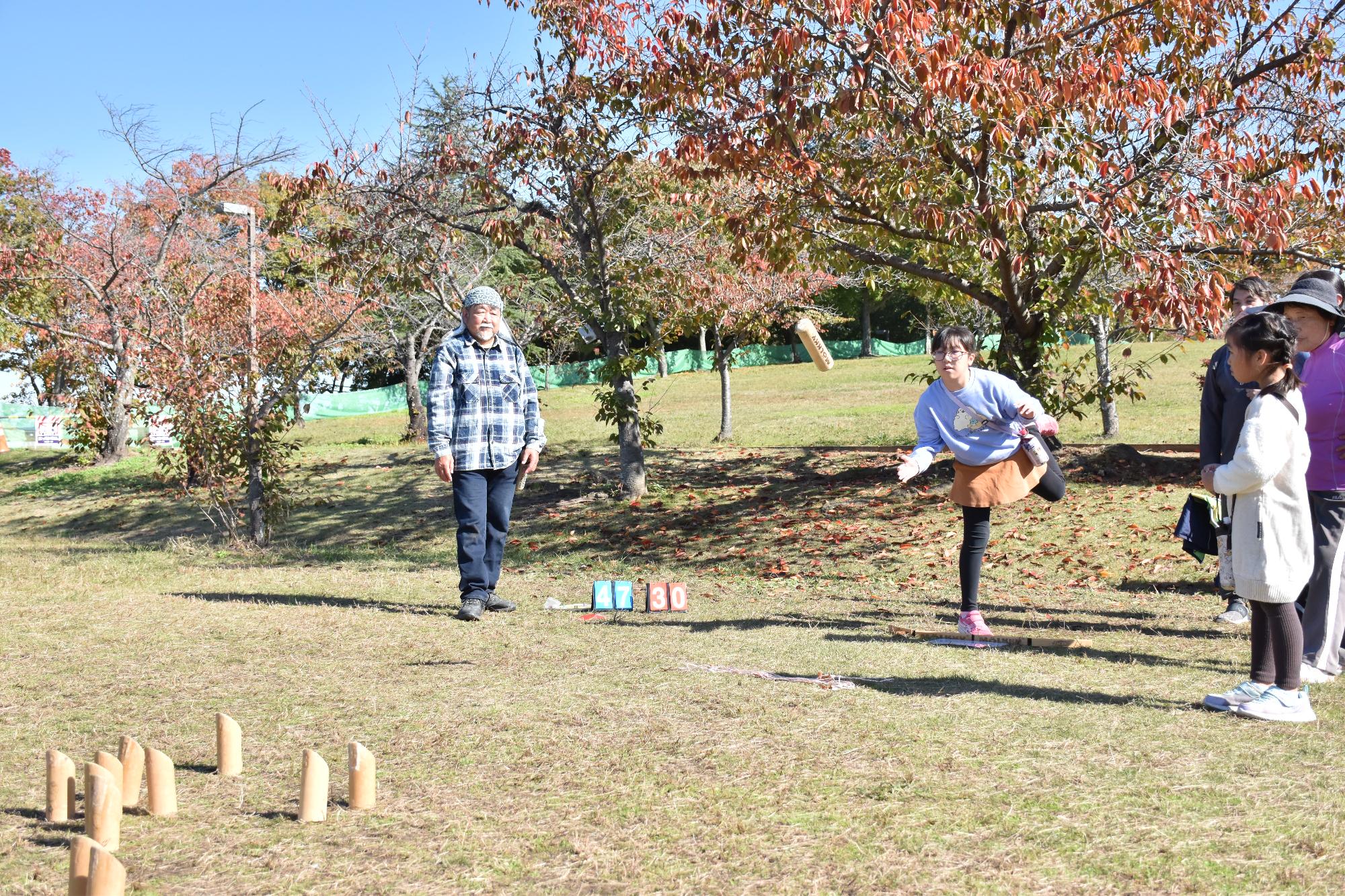九条公園で行われた感謝祭にてモルックを楽しむ来場者