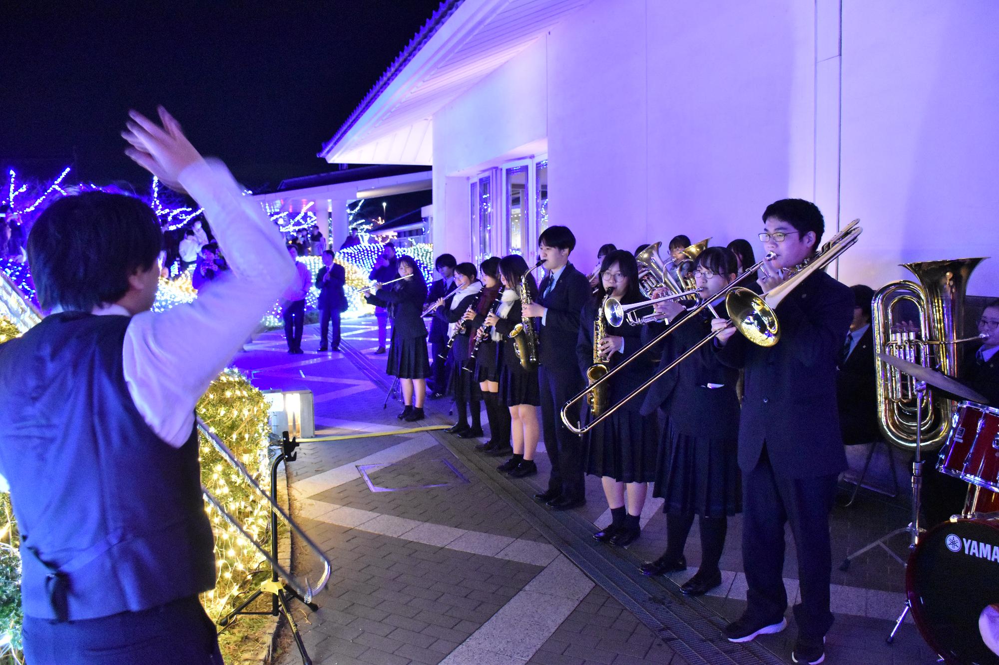 大和郡山イルミネーション2025 点灯式での吹奏楽の演奏