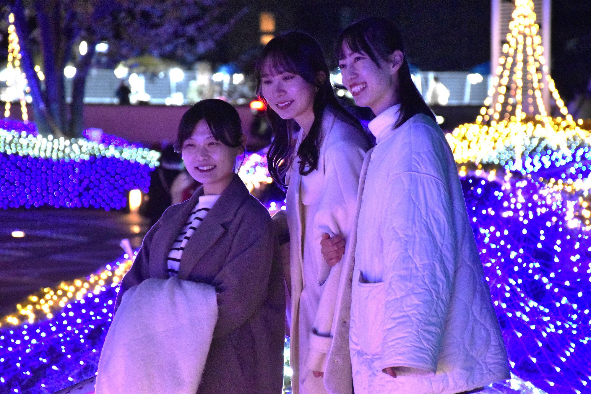 大和郡山イルミネーション2025を楽しむ人たちの様子