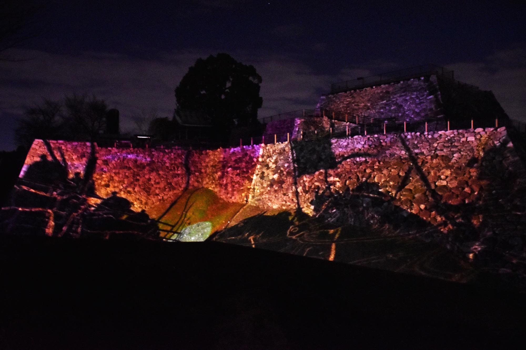 郡山城天守台プロジェクションマッピングの様子