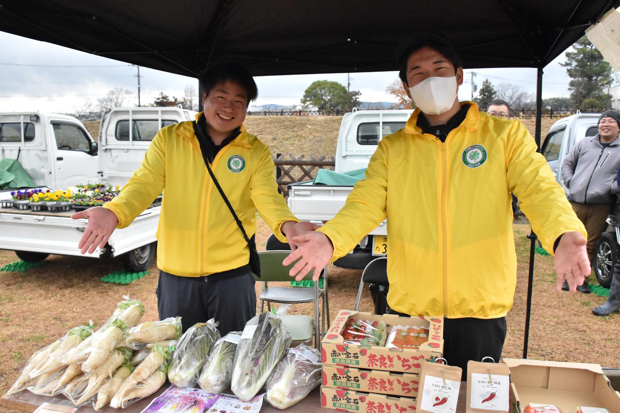 郡山・市の日で販売している農産物を披露する出店者