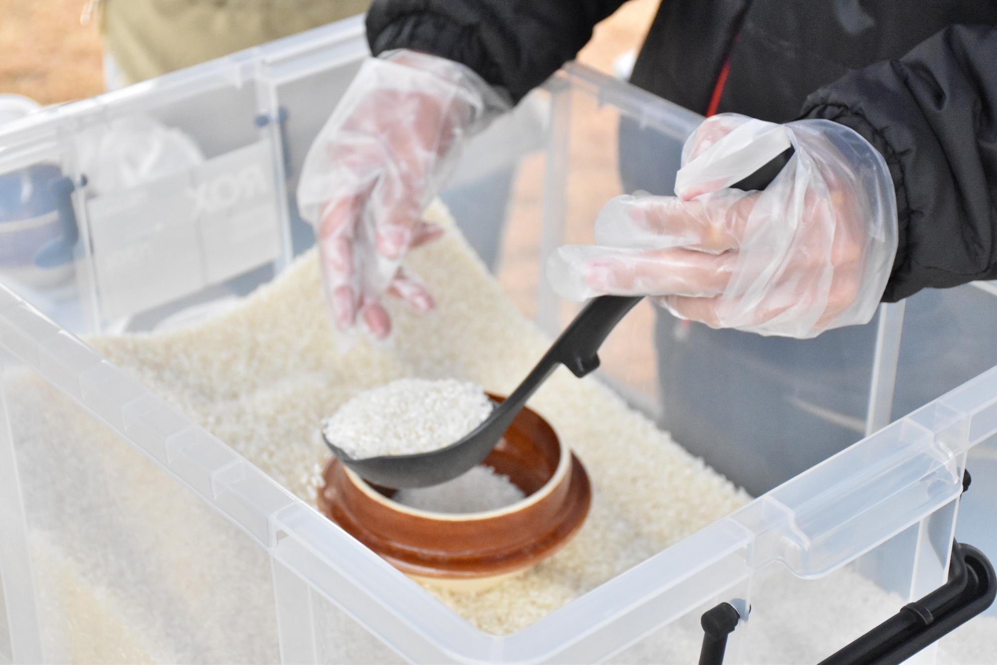 郡山・市の日で行われているお米すくい