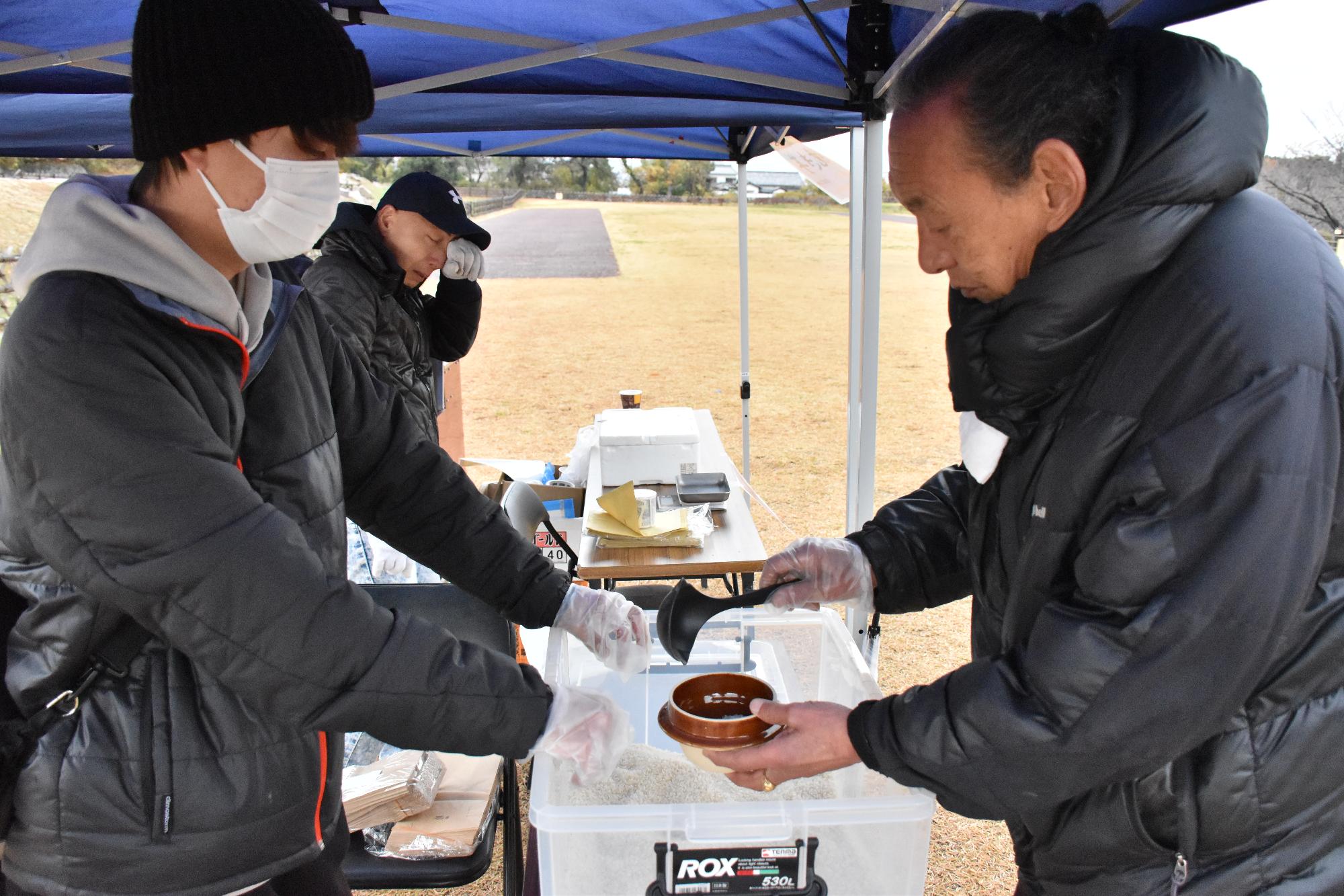 郡山・市の日で行われているお米すくい