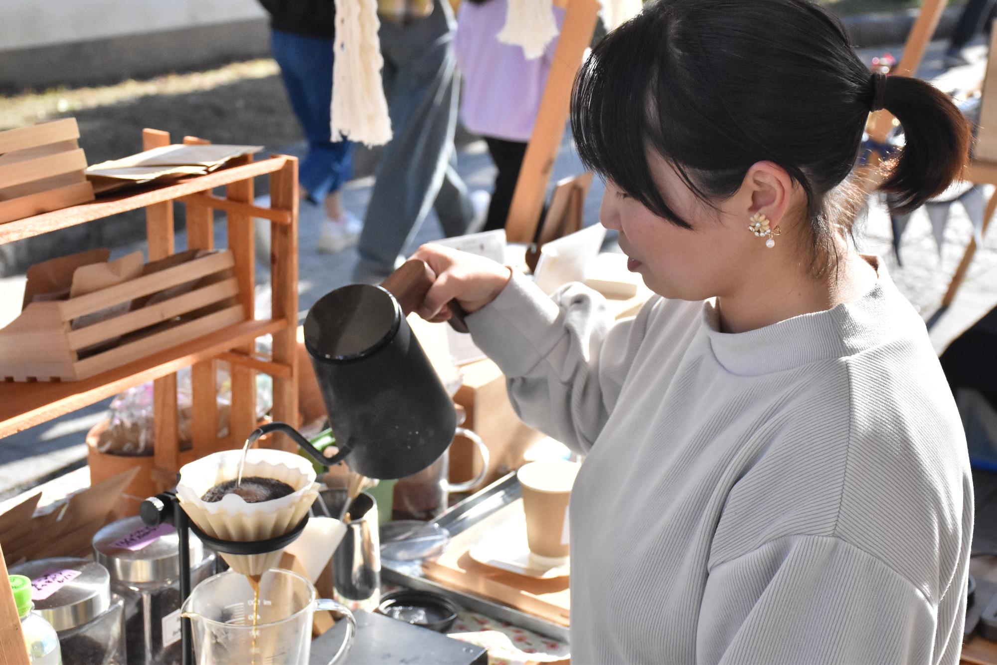 大和是好日でコーヒーを入れる店員