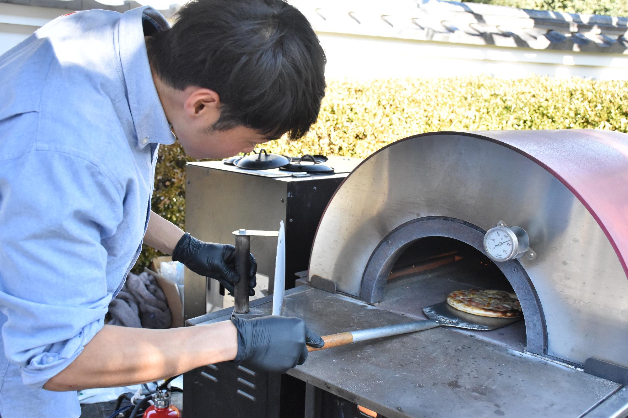 大和是好日 窯でピザを焼く出店者